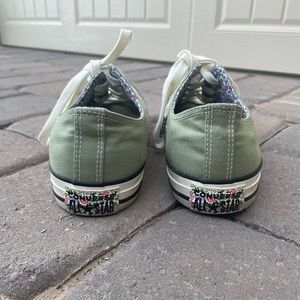 Size 10 women converse with flowery inside. Only worn once